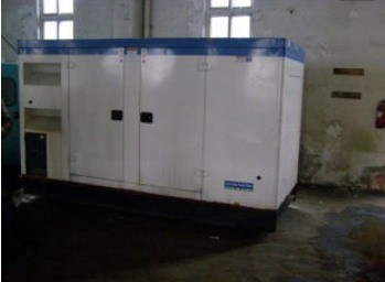 彬村山华侨农场康明斯150kw大型柴油二手发电机组